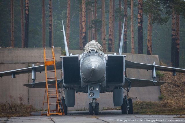 Ra đa của MiG-31BM có thể phát hiện được 24 mục tiêu ở khoảng cách 320km và có thể tiêu diệt 6 mục tiêu ở khoảng cách tối đa 280km sử dụng tên lửa không đối không R-37 với tầm bắn lên đến 280km, tốc độ 6 Mach.