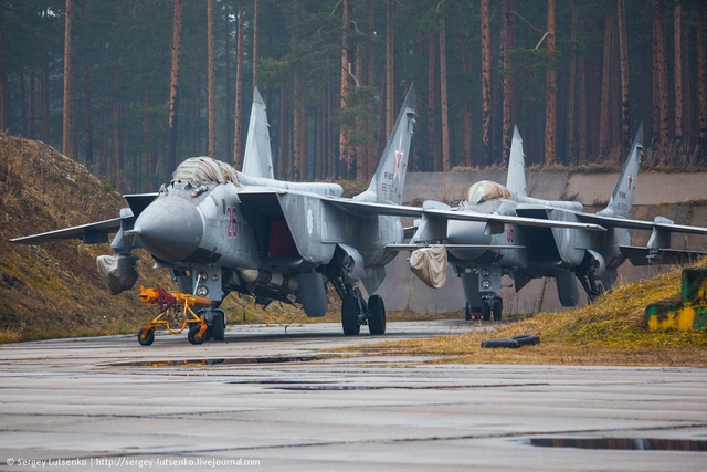 Ngoài ra MiG-31BM còn có thể mang các loại tên lửa không đối không tầm trung như R-73, R-77 cũng như các loại tên lửa diệt ra đa để thực hiện nhiệm vụ chế áp phòng không như Kh-31P, Kh-58 và các loại tên lửa tiêu diệt mục tiêu trên mặt đất như Kh-29, Kh-59.