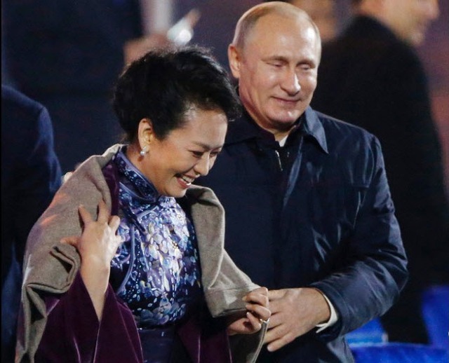 Tổng thống Nga Vladimir Putin khi ông nhường chiếc áo khoác của mình cho đệ nhất phu nhân Trung Quốc Bành Lệ Viện, tại một sự kiện trong khuôn khổ hội nghị thượng đỉnh Hợp tác kinh tế châu Á-Thái Bình Dương (APEC) ở Bắc Kinh, Trung Quốc.