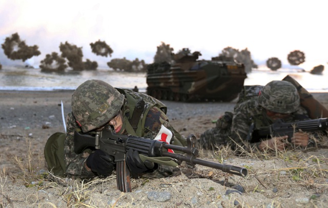 Lính thủy đánh bộ Hàn Quốc tập trận đổ bộ chung với quân đội Mỹ trên bãi biển Pohang, Hàn Quốc.