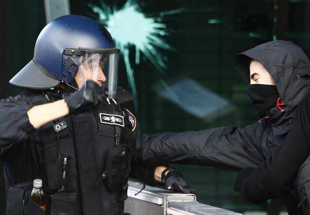 Cảnh sát chống bạo động xô xát với người biểu tình trước trụ sở mới của Ngân hàng trung ương châu Âu ở Frankfurt, Đức.