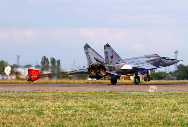 Tuy sở hữu nhiều tính năng ưu việt nhưng MiG-25 lại có số phận khá hẩm hiu khi 1 chiếc MiG-25P đã bị Mỹ mổ xẻ nghiên cứu sau sự kiện phi công Viktor Belenko đào tẩu sang Nhật Bản.