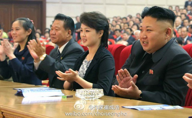 Kim Jo Yong (ngoài cùng bên trái)