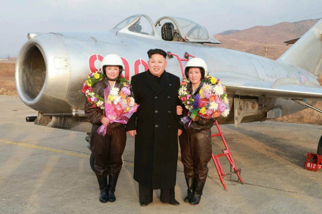 Nhà lãnh đạo Triều Tiên Kim Jong-un chụp ảnh với hai nữ phi công sau khi ông quan sát cuộc diễn tập bay của họ.