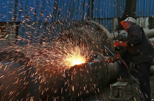 Công nhân làm việc tại một xưởng tái chế sắt, thép đã qua sử dụng ở thành phố Mumbai, Ấn Độ.