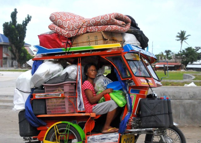 Người dân mang theo đồ đạc đi sơ tán tại thị trấn Tanauan, tỉnh Leyte, Philippines, sau khi cơn bão Hagupit được dự báo sẽ đổ bộ vào miền trung Philippines vào cuối tuần này.