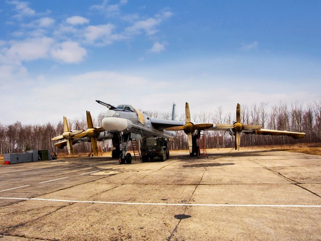 Trung tâm số 43 có nhiệm vụ đào tạo và đào tạo nâng cao các vị trí chỉ huy, chỉ huy phi đội cũng như các phi công lái máy bay ném bom chiến lược của Không quân Nga.