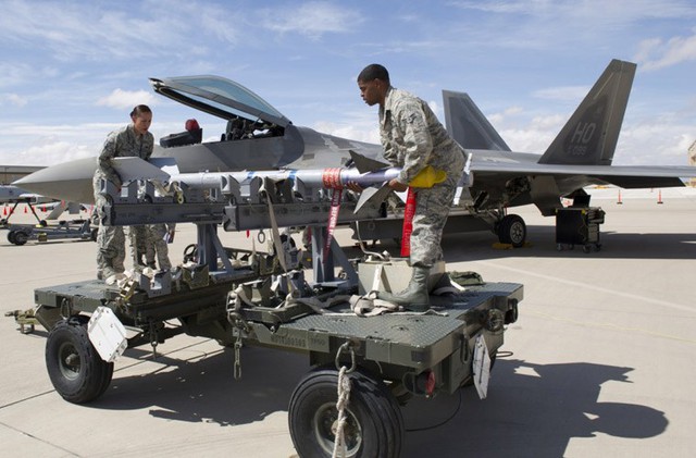 Hai lính Mỹ chuẩn bị lắp quả đạn tên lửa không đối không tầm ngắn AIM-9 lên tiêm kích F-22.