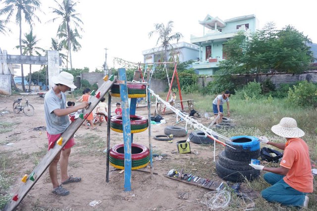 Khu vui chơi độc đáo làm từ đồ tái chế.