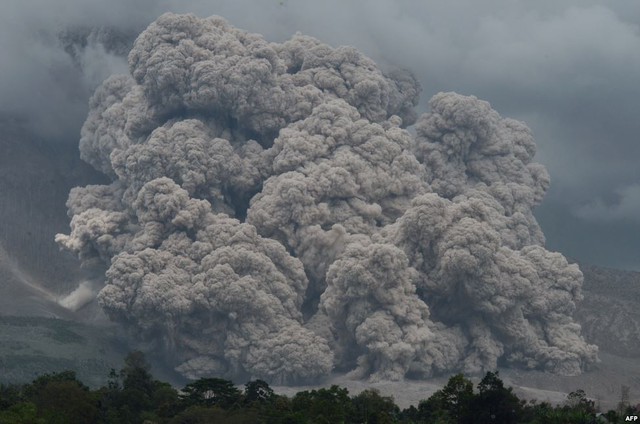 Tro bụi bốc lên từ núi lửa Sinabung ở Karo, Indonesia.