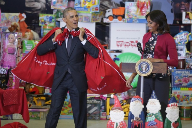 Tổng thống Mỹ Barack Obama và phu nhân Michelle Obama phát quà và đồ chơi Giáng sinh cho gia đình các quân nhân tại căn cứ quân sự Anacostia-Bolling ở Washington.