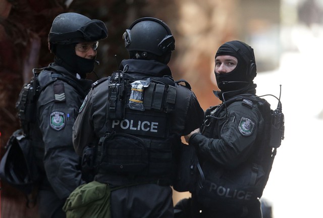 Giống như phần lớn các lực lượng cảnh sát đặc nhiệm trên thế giới. Cảnh sát đặc nhiệm của Australia cũng mặc quân phục tác chiến màu đen và đeo mặt nạ.