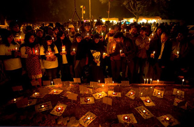 Mọi người thắp nến tưởng niệm cho các nạn nhân bị cương hiếp tập thể ở New Delhi, Ấn Độ.