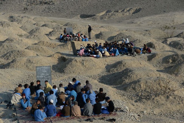 Học sinh tham dự những lớp học ngoài trời tại huyện Mohmand Dara thuộc tỉnh Nangarhar, Afghanistan.