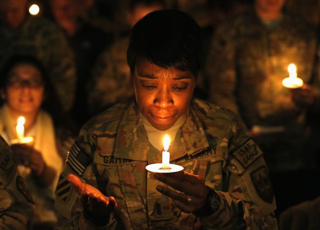Binh sĩ Mỹ thắp nến cầu nguyện trong đêm Giáng sinh tại sân bay Bagram, gần thủ đô Kabul, Afghanistan.