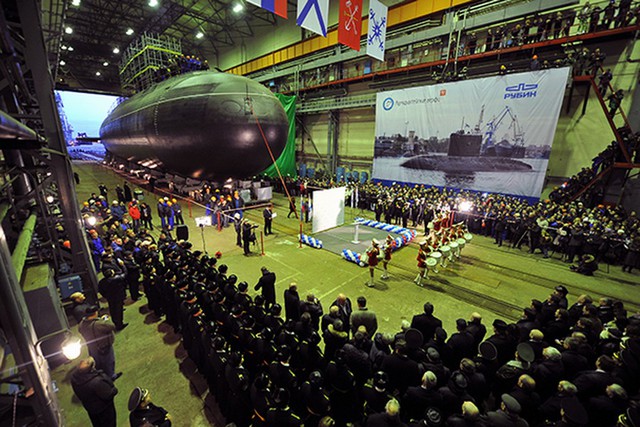 Tàu ngầm Novorossiysk đế án 636.3 tại buổi lễ tiếp nhận.