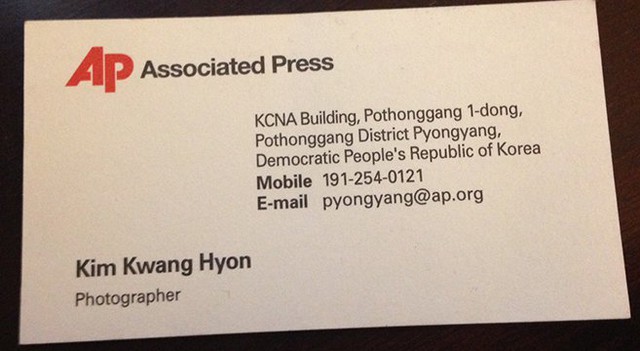 Danh thiếp của nhiếp ảnh gia Triều Tiên làm việc cho AP. Ông này là một trong 2 phóng viên được cho là do KCNA chỉ định cho AP Bình Nhưỡng.
