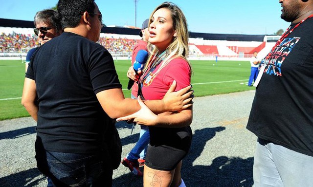 Andressa Urach cố gắng gây sự chú ý của Cris Ronaldo trên đất Brazil