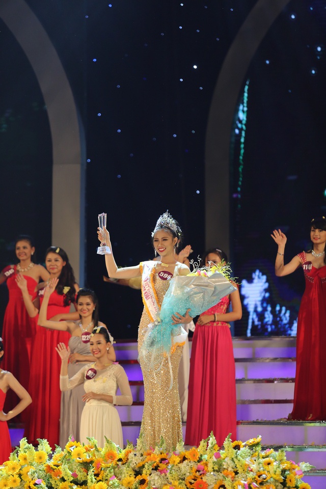 Phương Thảo rạng rỡ trong giờ phút đăng quang ngôi vị cao nhất của cuộc thi Nữ sinh Việt Nam duyên dáng 2014