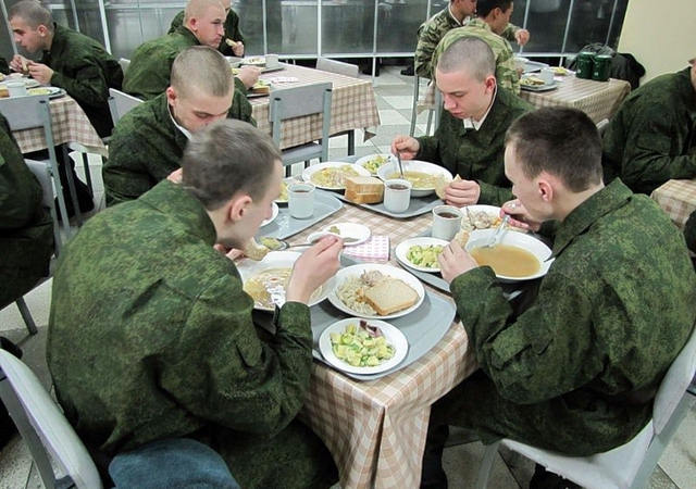 Tờ English Russia cho hay, một binh sĩ Nga mới đây đã chia sẻ những hình ảnh chụp các bữa ăn hàng ngày của mình. Đây là một dịp hiếm hoi để tìm hiểu thêm về chế độ ăn trong quân đội Nga, mặc dù không rõ binh sĩ đó đến từ đơn vị nào và chế độ ăn này có áp dụng cho toàn bộ các lực lượng vũ trang Nga hay không.