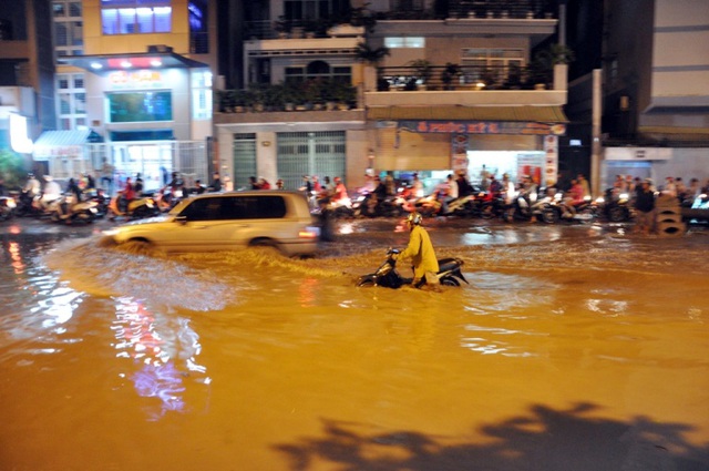 Ngập nặng nhất là đường Tân Hóa (quận 6). Đoạn đường này chỉ dài khoảng 50m nhưng khiến hàng loạt phương tiện bị chết máy, người đi đường té ngã.