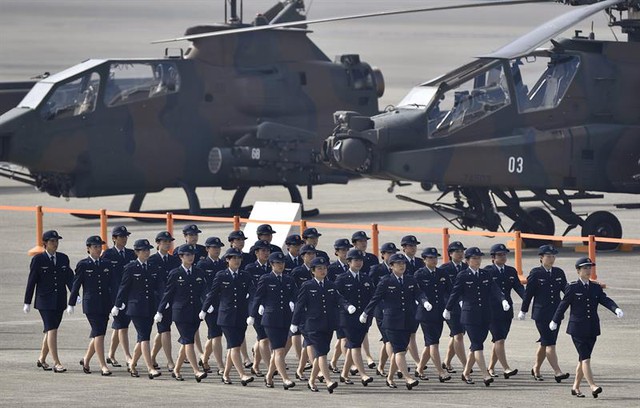 FRA01. Omitama (Japan), 26/10/2014.- Japan Self-Defense Force (JSDF) members march during the JASDF Air Review at Hyakuri air base in Omitama, Ibaraki prefecture, Japan, 26 October 2014. Some 740 personnel and more than 80 military aircrafts took part in the event. This years Air Review is marking the 60th anniversary of the foundation of Japan Self-Defense Forces. EFE/EPA/FRANCK ROBICHON