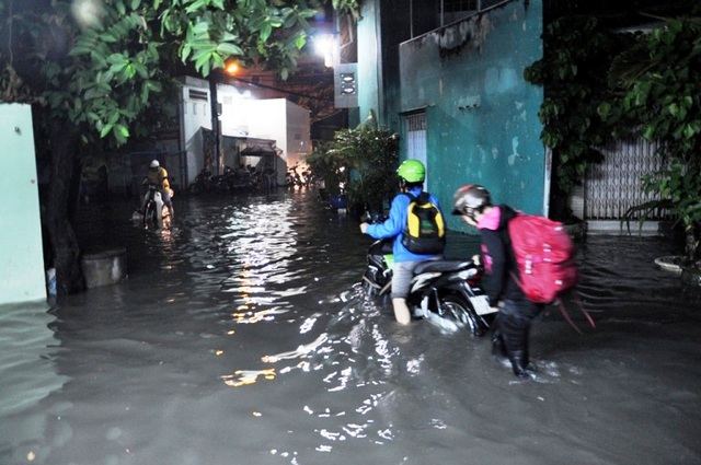 Nước cũng tràn vào nhà tại những con hẻm thuộc đường Hồng Bàng, Phú Thọ (quận 6), Hàn Hải Nguyên (quận 11), Khuông Việt (quận Tân Phú), đường Song Hành, Nguyễn Văn Qúa (quận 12).
