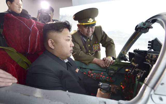 Nhà lãnh đạo Triều Tiên Kim Jong-un thử điều khiển một máy bay chiến đấu, khi ông kiểm tra đơn vị phòng không và không quân số 447 ở Bình Nhưỡng.