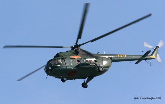 Mi-8T thế hệ trực thăng Mi-8 đầu tiên của không quân Việt Nam, trực thăng có 2 động cơ TV2-117 công suất 1.500 mã lực cho tốc độ tối đa 250 km/h và tầm bay 450 km, Mi-8T mang được 4 ống phóng UB 16-57-KV và súng máy PKT. Trong chiến dịch truy quét tàn quân Khơ Me Đỏ, Mi-8T của Không quân Việt Nam được nhà máy A41 lắp súng máy M60 của Mỹ để lại.