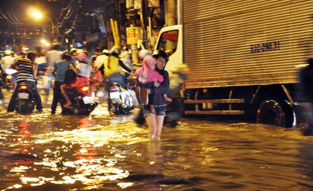 Trong đó tuyến đường Tân Hóa (quận 6) ngập hơn 1m khiến hàng trăm phương tiện cả ô tô, xe máy chết máy.