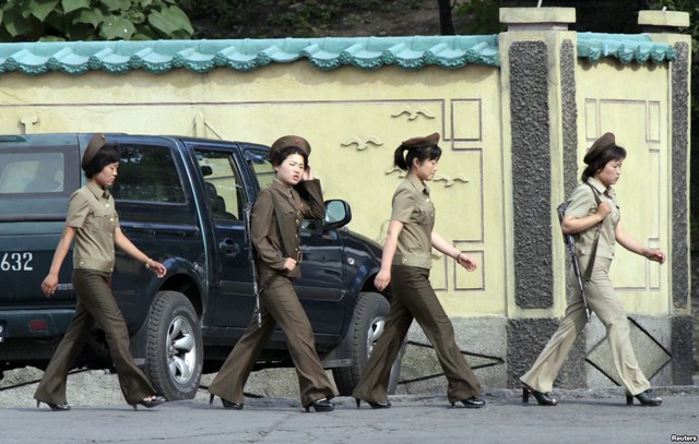 Nữ binh sĩ Triều Tiên tuần tra dọc bờ sông Yalu, gần thị trấn Sinuiju, đối diện với thành phố Đan Đông của Trung Quốc.