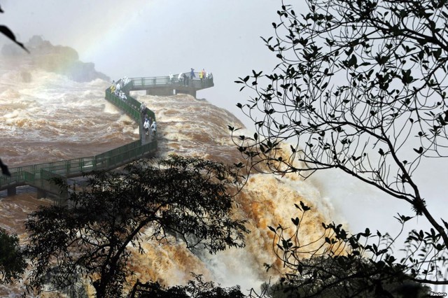 Khách du lịch tham quan thác Iguazu trong vườn quốc gia Iguazu, gần thành phố Foz do Iguacu, Brazil.