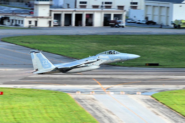Một chiếc F-15C cất cánh từ căn cứ không quân Kadena. Ảnh: Wiki