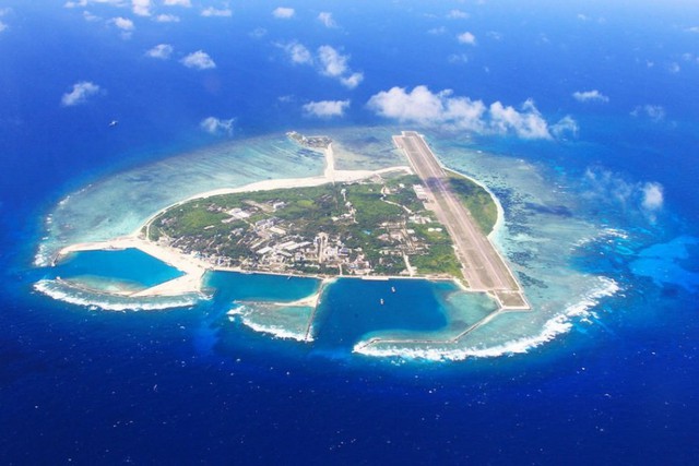 Toàn cảnh đảo Phú Lâm chụp từ máy bay, có thể dễ dàng thấy đường băng và 3 âu tàu tại đảo.