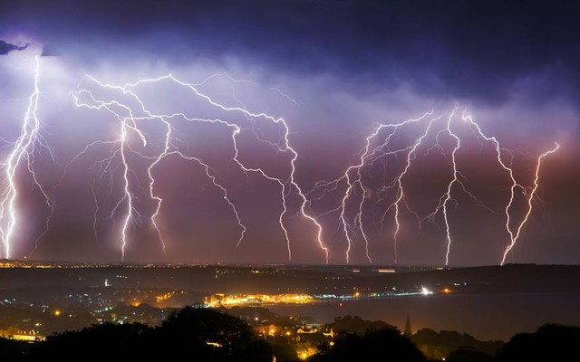 Những tia chớp sáng rực trong mưa dông trên bầu trời vịnh Sandown, miền nam nước Anh.