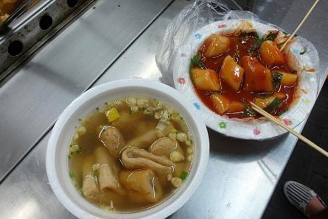 5. Hàn Quốc  1,25 USD mua được 1 suất Odeng (bánh cá) hoặc Ddokbokki (bánh gạo).