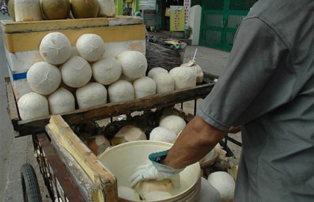 Nhiều điểm bán dừa tươi dọc đường ngâm hóa chất cho dừa trắng nõn.