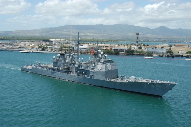 Tuần dương hạm USS Vincennes, con tàu đã bị loại biên vào năm 2005.
