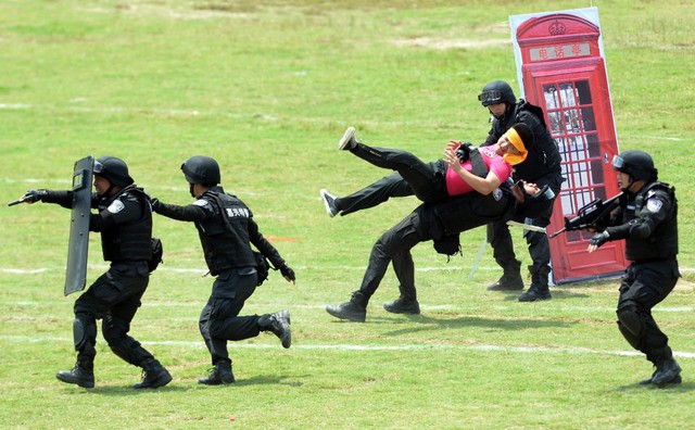 Cảnh sát bắt nghi phạm trong một cuộc diễn tập chống khủng bố ở thành phố Thiệu Hưng, tỉnh Chiết Giang, Trung Quốc.
