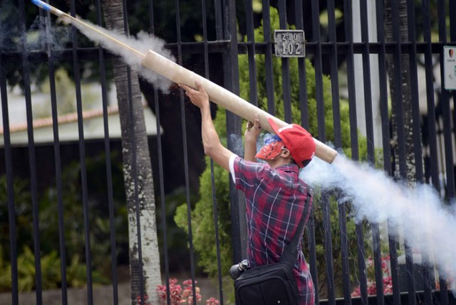 Người biểu tình bắn rocket tự chế nhằm vào cảnh sát chống bạo động ở Caracas, Venezuela.