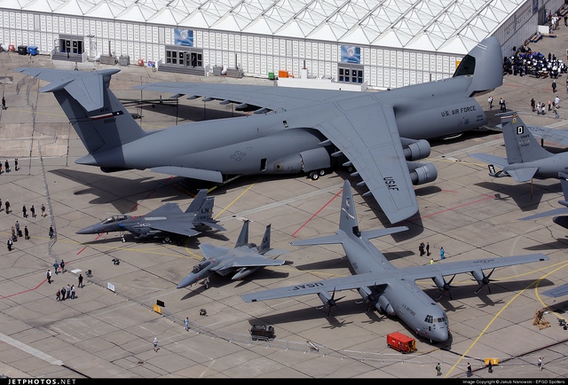 Các máy bay khác của Không quân Mỹ, kể cả 1 chiếc C-130 cũng trở nên tí hon khi đậu gần chiếc C-5.