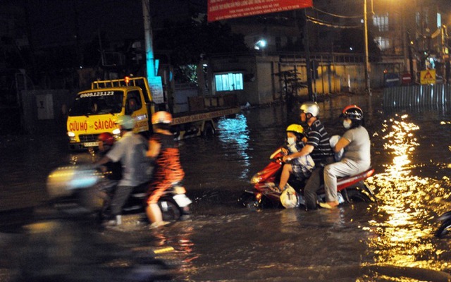 Còn đường Nguyễn Hữu Thọ (quận 7) giao thông bị “tê liệt” suốt 2h liền. Nhiều người phải dậm chân tại chỗ hàng giờ dưới trời mưa.