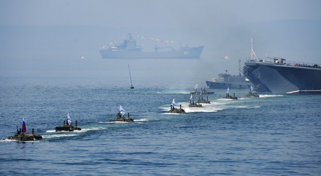 Russia.  Vladivostok.  July 27.  BTR-80 landing with large landing ship Relight during a naval parade in the Russian Navy Day on the water-sports station PAC.  Photo ITAR-TASS / Yuri Smityuk