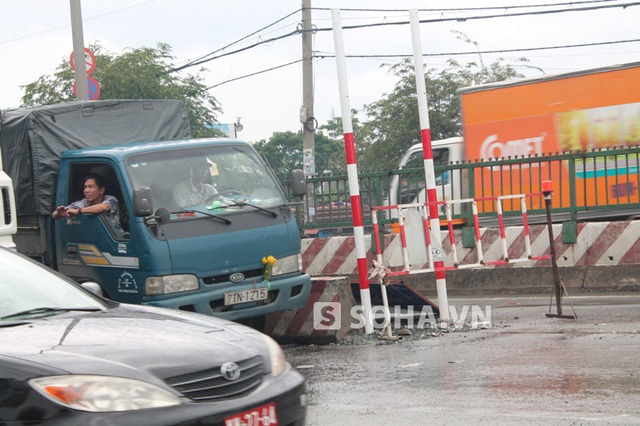 Đơn vị thi công đã đóng kín điểm mở trên dãy phân cách QL1 được cho là nguyên nhân dẫn đến tình trạng kẹt xe