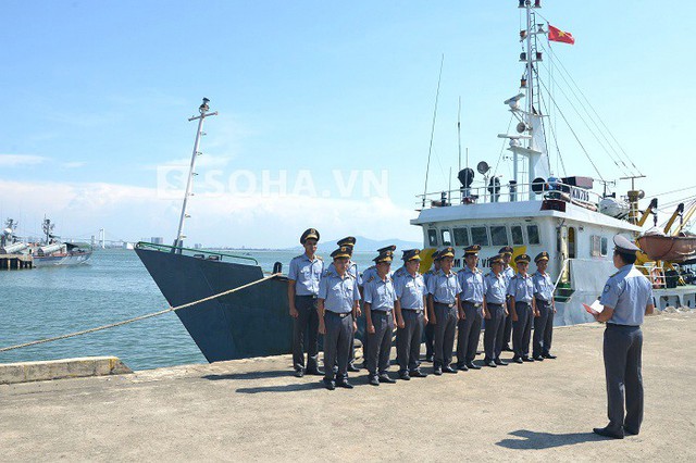 Chỉ huy tàu KN786 quán triệt nhiệm vụ trước khi lên đường làm nhiệm vụ tại Hoàng Sa. Ảnh: Trọng Thiết