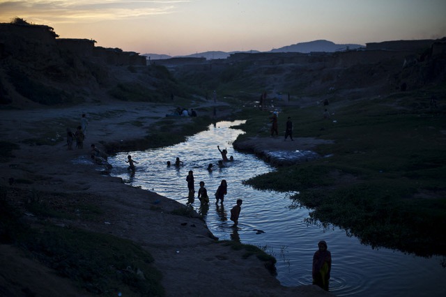 Trẻ em tị nạn người Afghanistan tắm dưới dòng nước ô nhiễm ở ngoại ô thành phố Islamabad, Pakistan.