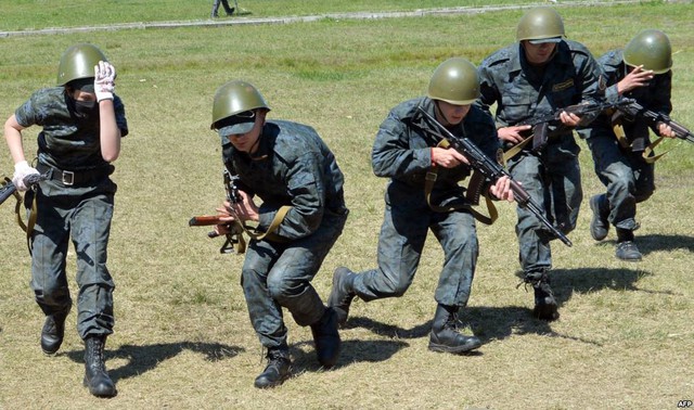 Các tân binh tham gia tập trận tại trường bắn của quân đội Ukraine gần một ngôi làng ở ngoại ô thủ đô Kiev.