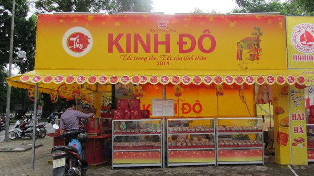 Từ đầu tháng 7, các quầy hàng của những thương hiệu lớn như Kinh Đô, Hải Hà... đua nhau mọc lên như nấm khắp các đường phố chính tại Hà Nội. 