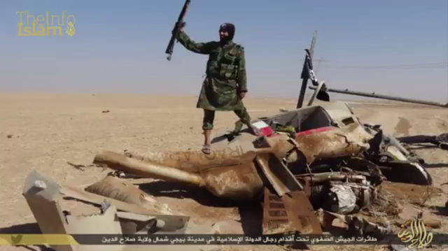 Một phiến quân IS đứng trên xác chiếc máy bay