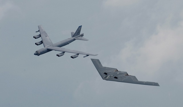 Máy bay ném bom B-2 và B-52